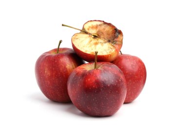 Çürük elma ve beyazda izole edilmiş iyi elmalar.