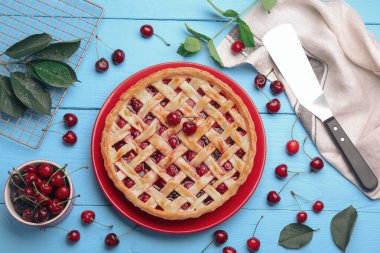 Lezzetli kirazlı turta ve böğürtlen açık mavi ahşap masa, düz uzanmış