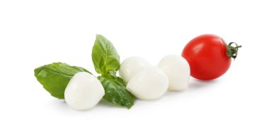 Beyaz arka planda lezzetli mozzarella peynir topları, domates ve fesleğen.