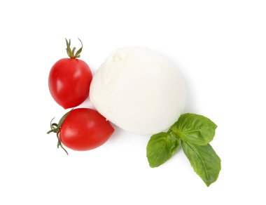 Beyaz arka planda lezzetli mozarella peynirli top, domates ve fesleğen.