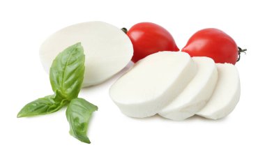 Lezzetli mozarella, beyaz arka planda domates ve fesleğen.