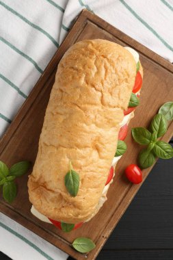 Mozarella peynirli, domatesli ve fesleğenli lezzetli sandviç.