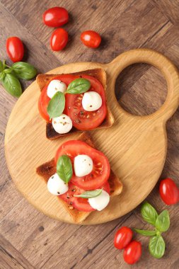 Peynirli, domatesli ve fesleğenli lezzetli sandviçler.