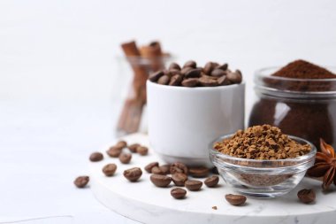 Farklı türde hazır kahve, fasulye ve baharatlar açık dokulu masa, yakın çekim. Metin için boşluk