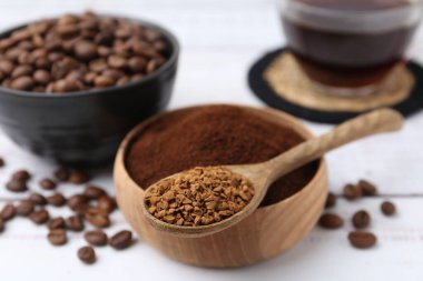 Beyaz masada farklı kahve ve fasulye türleri, yakın plan.