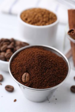 Işık masasının üzerindeki kahve tozu, yakın plan.