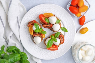 Peynirli, domatesli ve fesleğenli lezzetli sandviçler.