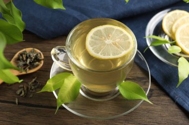 Limonlu yeşil çay ve ahşap masa yaprakları, yakın çekim
