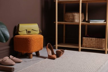 Poşetli ve ayakkabılı şık bir kadın.