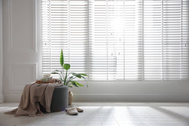 Evde çay takımı olan şık bir pouf. Metin için boşluk