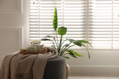 Evde çay takımı olan şık bir puf, yakın plan. Metin için boşluk