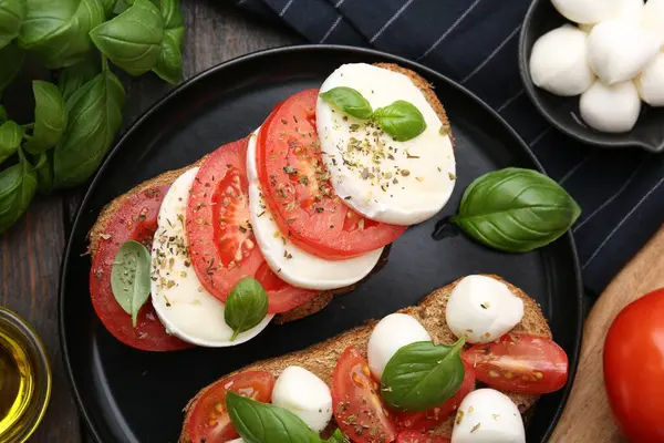 Peynirli, domatesli, fesleğenli ve baharatlı lezzetli sandviçler.