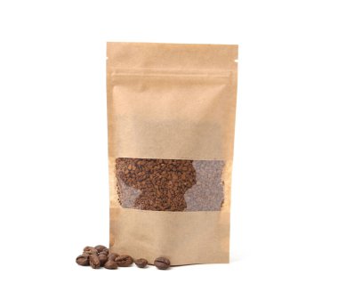 Beyaz kahve ve fasulye dolu çantalar.