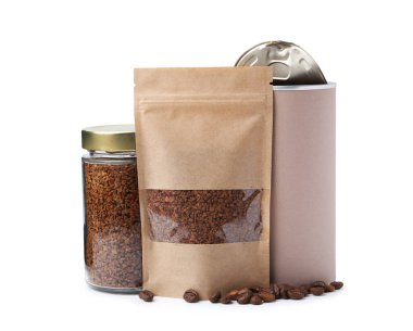 Çanta ve kavanoz dolusu hazır kahve ve beyaz fasulye.