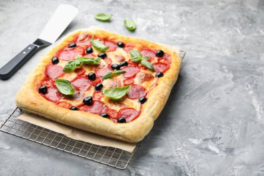 Lezzetli ev yapımı pizza ve garsonlar gri masada. Metin için boşluk