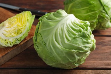 Taze lahana ve bıçak ahşap masada, yakın plan.