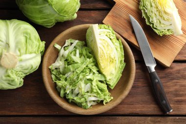 Taze lahana ve bıçak ahşap masada, düz yatıyordu.