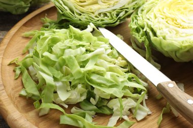 Masada taze lahana ve bıçak kes, yakın plan.