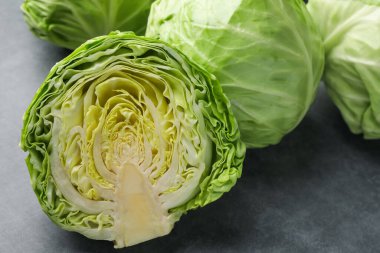 Gri masada taze yeşil lahanalar, yakın plan.