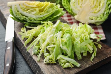 Siyah masada taze yeşil lahana ve bıçak kes, yakın plan.