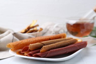 Lezzetli meyve dürümleri beyaz masada, yakın plan. Metin için boşluk