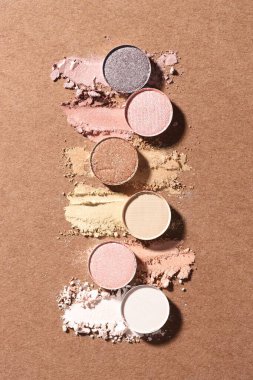 Kahverengi arka planda, düz zeminde güzel göz falı doldur.