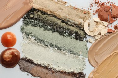 Beyaz arka planda farklı kozmetik ürünleri, düz yatış