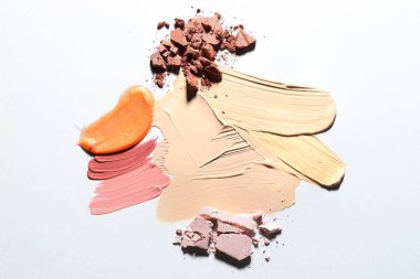 Beyaz arka planda farklı kozmetik ürünleri, düz yatış