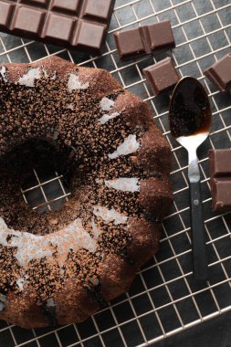 Gri masalı ve çikolata parçalı leziz bir kek.