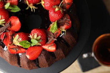 Masada çilek ve çikolata parçacıkları ile nefis demet kek, üst manzara