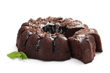 Lezzetli çikolatalı kek ve nane şekeri beyaza izole edilmiş.