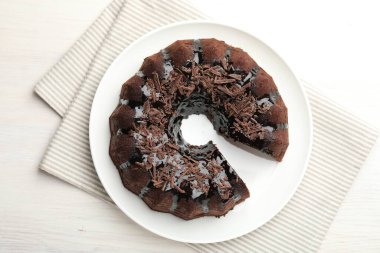 Hafif ahşap masanın üstünde nefis çikolatalı kek.