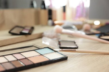 Farklı makyaj ürünleri ve kapalı mekandaki gösteriş fırçaları, yakın çekim