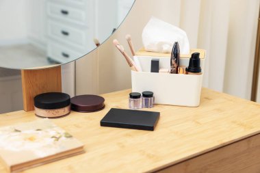 Farklı makyaj ürünleri ve kapalı mekandaki gösteriş fırçaları, yakın çekim