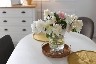 Yemek odasında bir vazo çiçekli güzel bir masa.