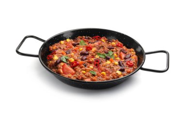 Lezzetli biberli makarna, beyaz tencereye izole edilmiş.