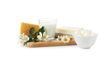 Farklı taze süt ürünleri ve beyaza izole edilmiş çiçekler.