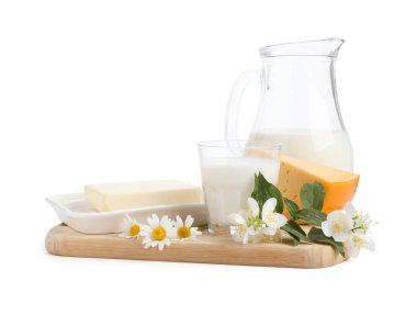 Farklı taze süt ürünleri ve beyaza izole edilmiş çiçekler.