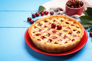 Açık mavi ahşap masada vişneli turta, yakın plan. Metin için boşluk