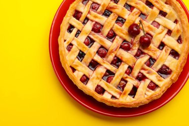 Sarı arka planda vişneli turta, üst manzara.