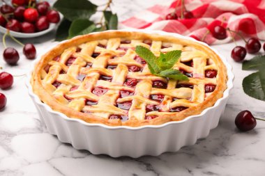 Lezzetli vişneli turta ve böğürtlenler beyaz mermer masada, yakın plan.