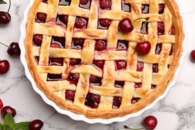 Lezzetli vişneli turta ve böğürtlen beyaz mermer masada, düz yatıyordu.