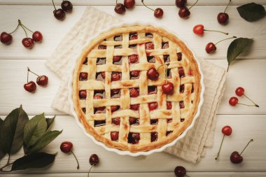 Lezzetli vişneli turta ve böğürtlen beyaz ahşap masada, düz yatıyordu.