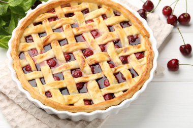 Lezzetli vişneli turta ve böğürtlen beyaz ahşap masada, yakın plan.