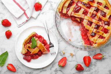 Lezzetli çilekli turta ve böğürtlenler beyaz mermer masada, düz yatıyordu.