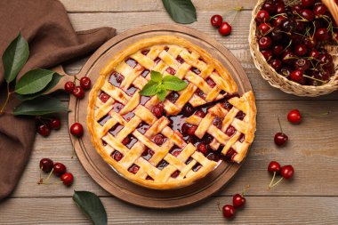 Lezzetli vişneli turta ve böğürtlen ahşap masada, düz yatıyordu.