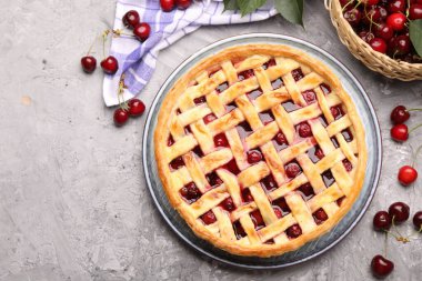 Lezzetli vişneli turta ve gri desenli masada böğürtlen, düz uzanmış