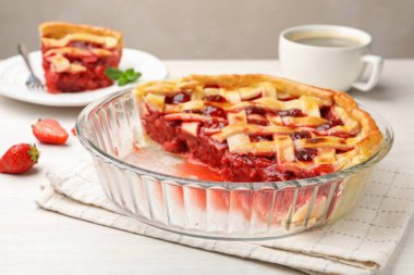 Çilekli turta ve böğürtlenler beyaz ahşap masada, yakın plan.