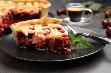 Gri masadaki lezzetli vişneli turta ve böğürtlen, yakın plan.