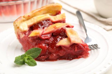 Masada lezzetli çilekli turta, yakın plan.